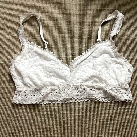 💝5/25💝 NEW WHITE LACE BRALETTE WITHOUT PADDING - Picture 1 of 2